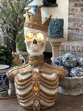 NEW! LIGHTED Vintage Inspired Skeleton King Bust